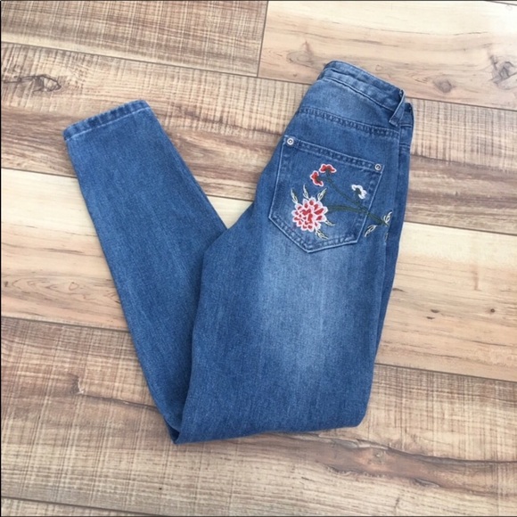 Boohoo | Emily Embroidered Mom Jeans P170 - Picture 8 of 9